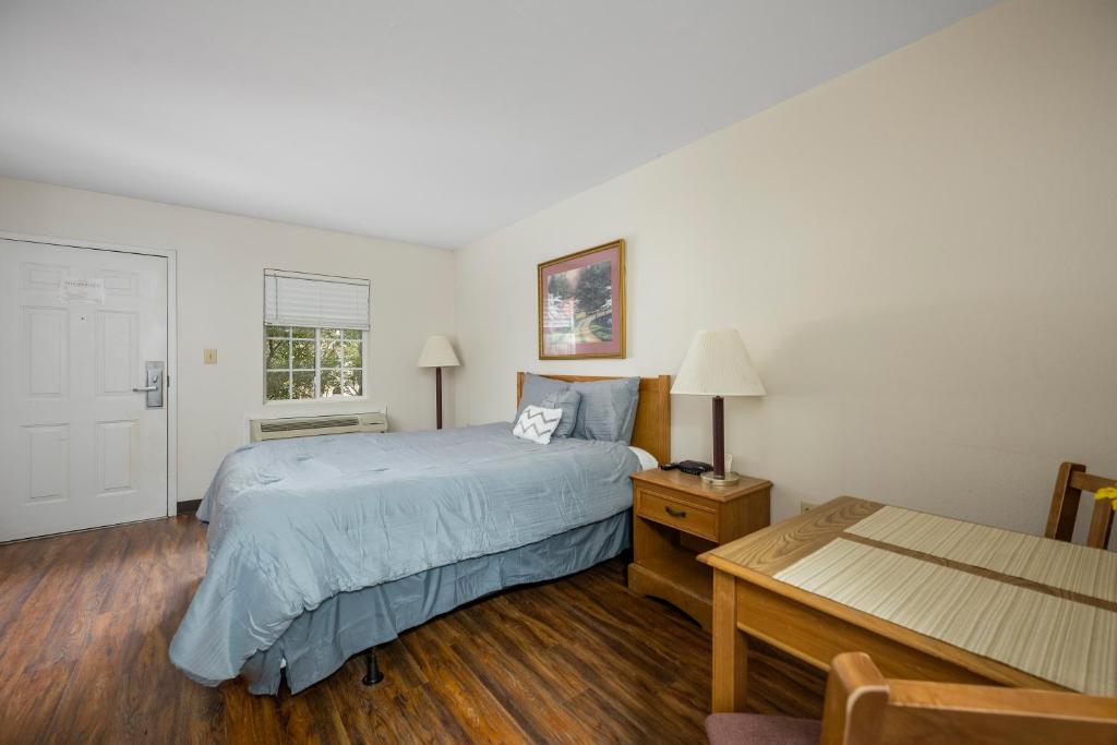 Ein Bett oder Betten in einem Zimmer der Unterkunft Affordable Suites Myrtle Beach