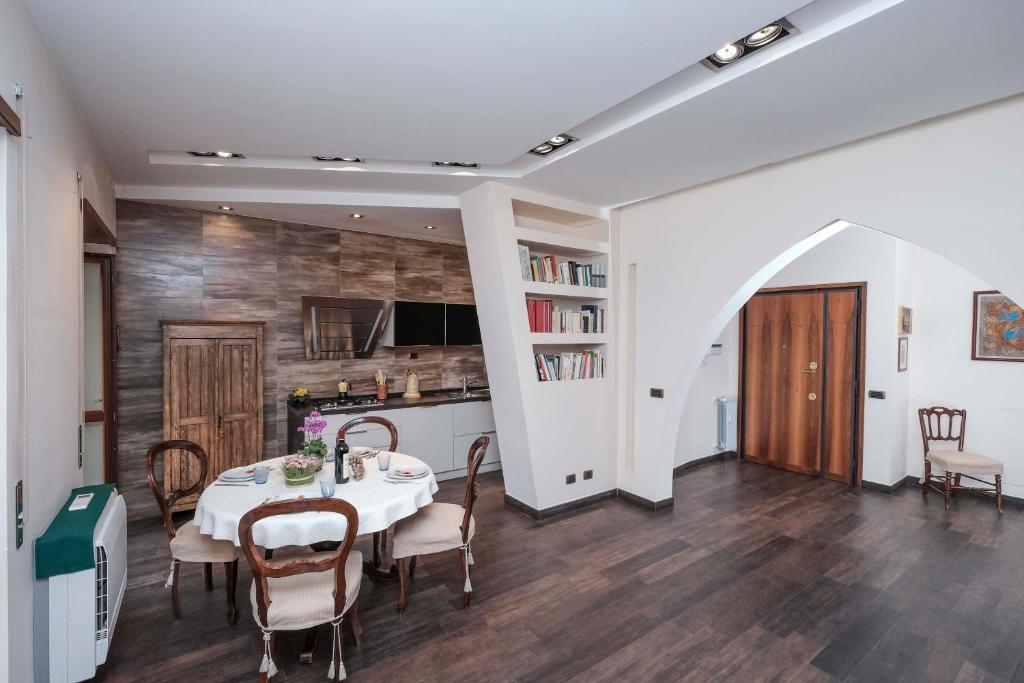 ローマにあるMonteverde Family Apartment with free garageのダイニングルーム(白いテーブル、椅子付)