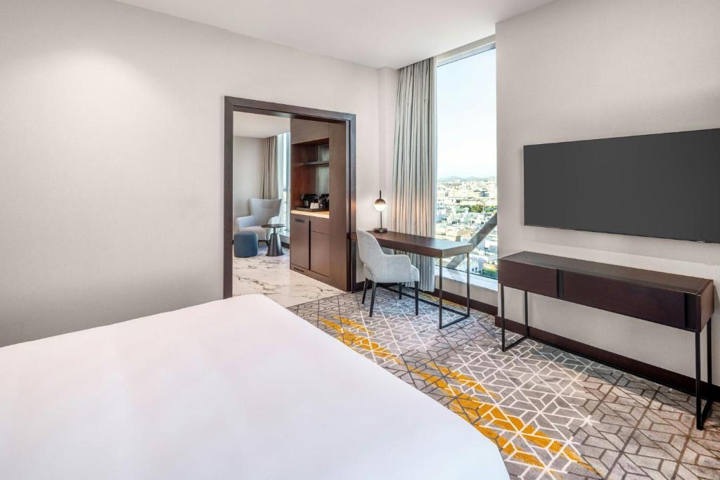 Postel nebo postele na pokoji v ubytování Four Points by Sheraton Jeddah King Fahd Road
