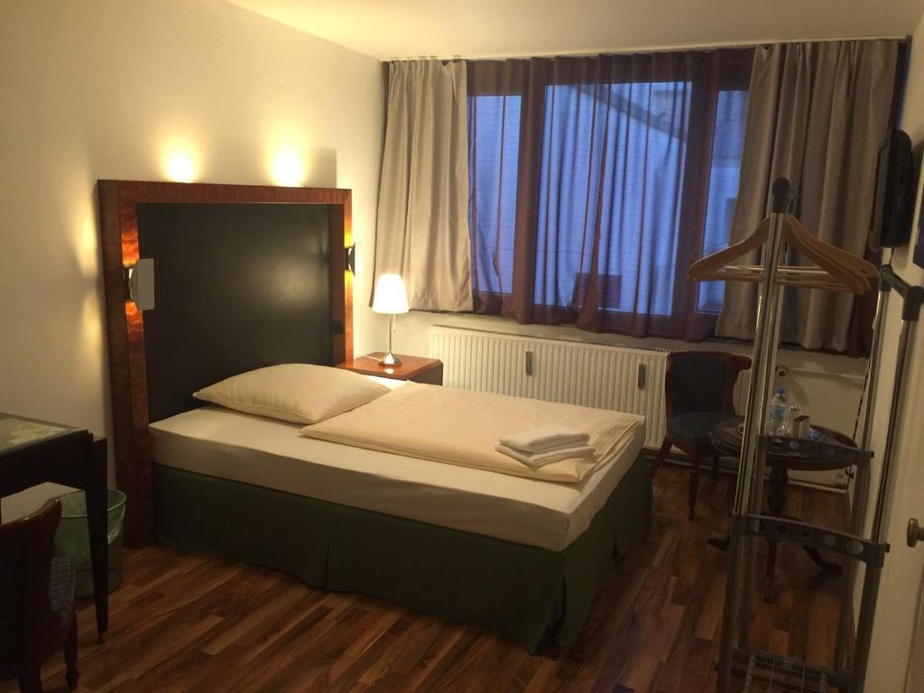 Ein Bett oder Betten in einem Zimmer der Unterkunft Porschepension