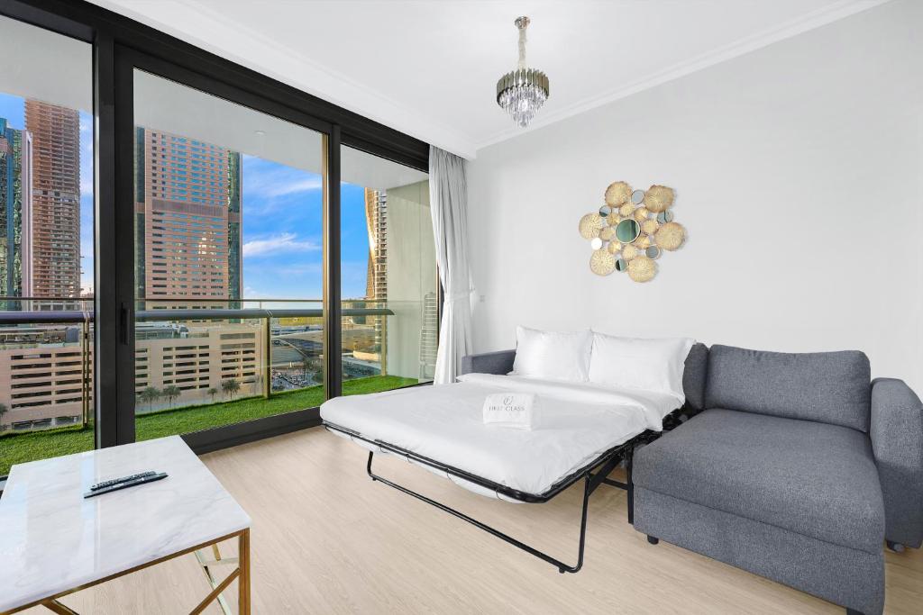 Posezení v ubytování FIRST CLASS 1BR with DUBAI SKYLINE view