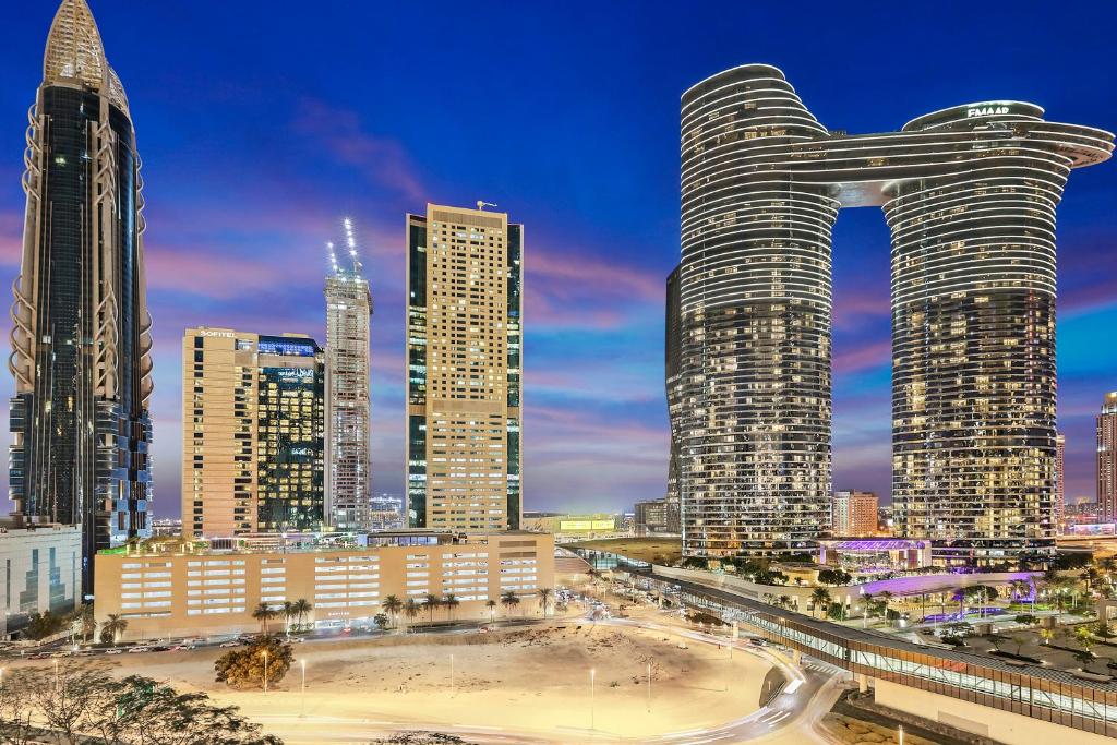 Nespecifikovaný výhled na destinaci Dubaj nebo výhled na město při pohledu z apartmánu