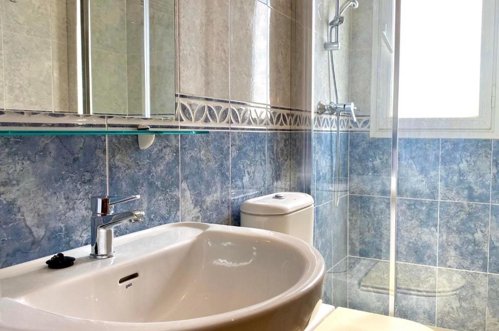 A bathroom at Gemelos 22 - Siroco