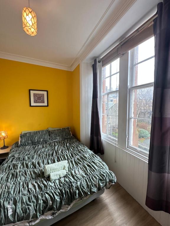 une chambre avec un lit et une fenêtre dans l'établissement Cosy Apartment in Edinburgh city centre , 2 bedroom1 Bathroom, à Édimbourg