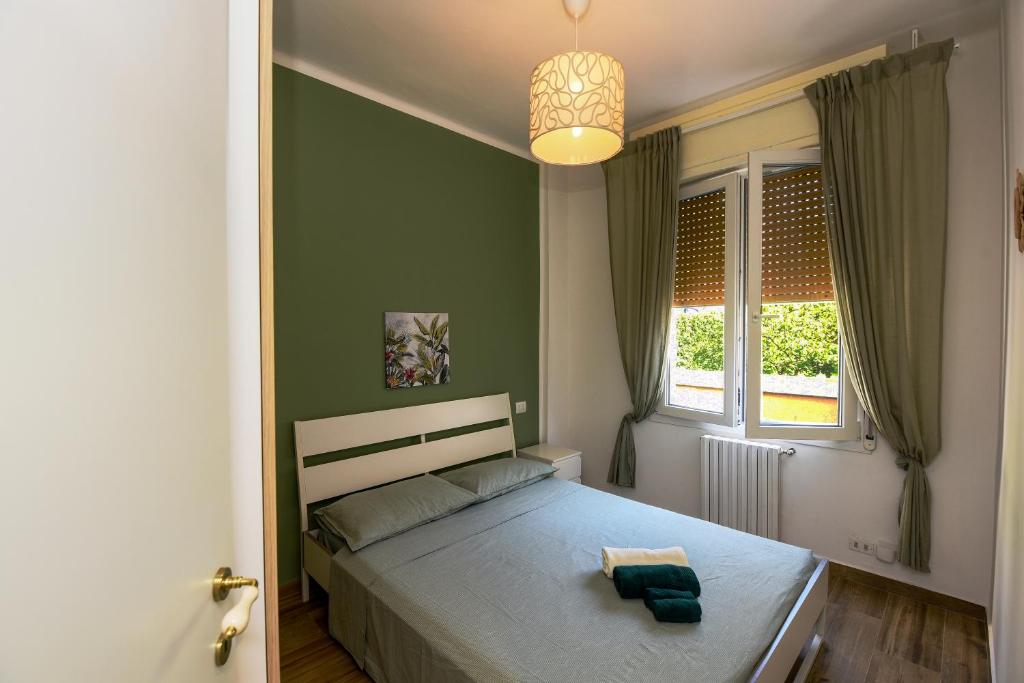 a bedroom with a bed and a window at 5 mins to the beach, cozy home in Rapallo