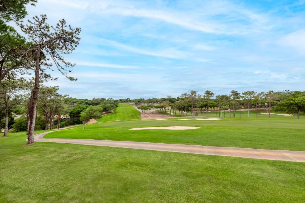a view of a golf course with a green at Vilar do Golf in Quinta do Lago