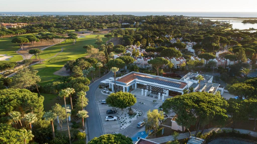 an overhead view of a building with a park at Vilar do Golf in Quinta do Lago