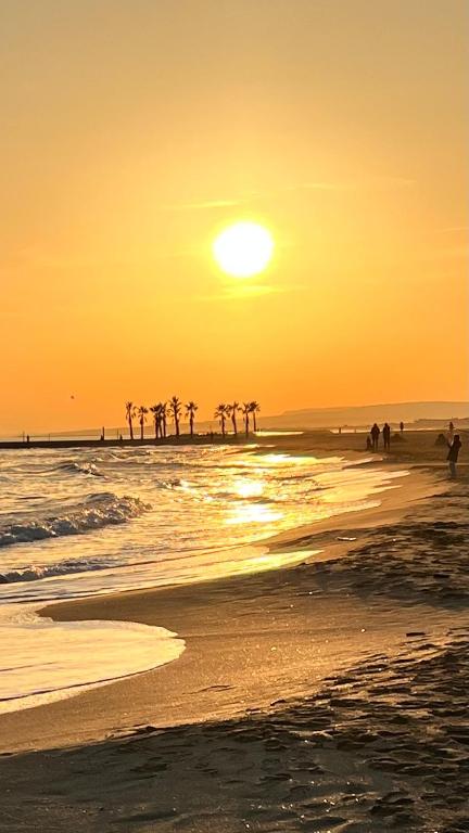 - une promenade sur la plage au coucher du soleil dans l'établissement Pescad Home Maison 3 étoiles plein centre de Valras à 130m de la plage, à Valras-Plage