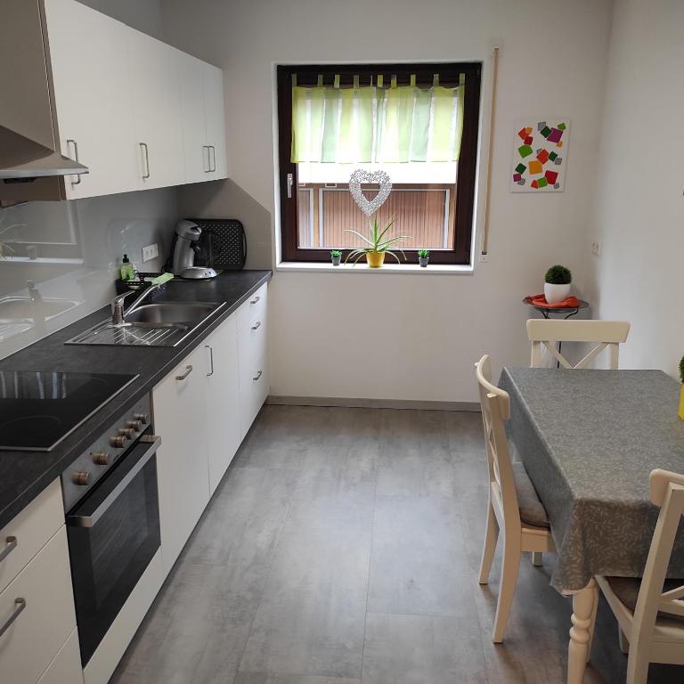 Kuchyň nebo kuchyňský kout v ubytování Säckingen 86 qm 3 Zimmer