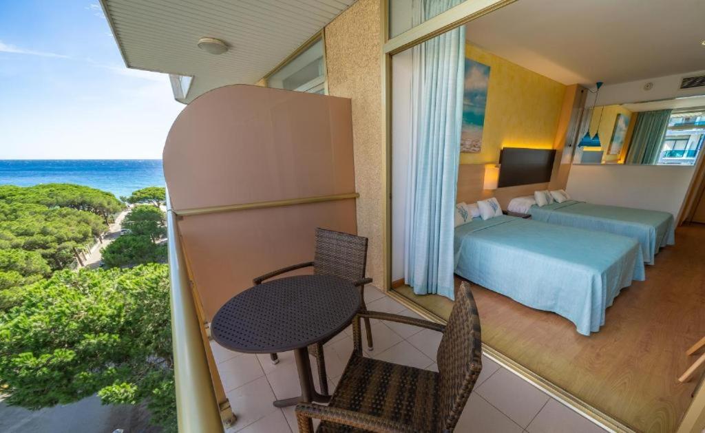 Postel nebo postele na pokoji v ubytování Hotel Blaumar