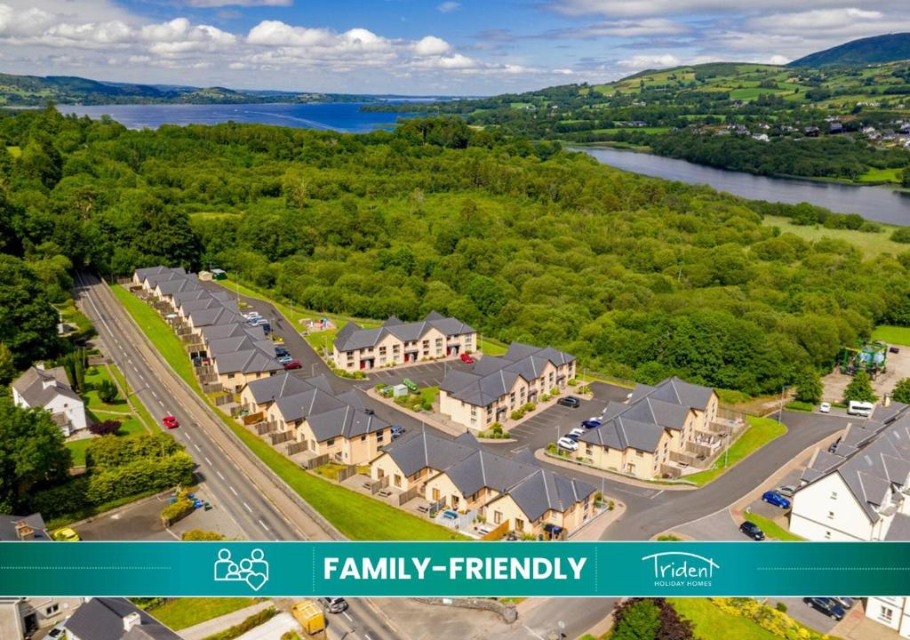 - une vue aérienne sur un domaine familial dans l'établissement Lakeside Holiday Homes - Type B by Trident Holiday Homes, à Killaloe