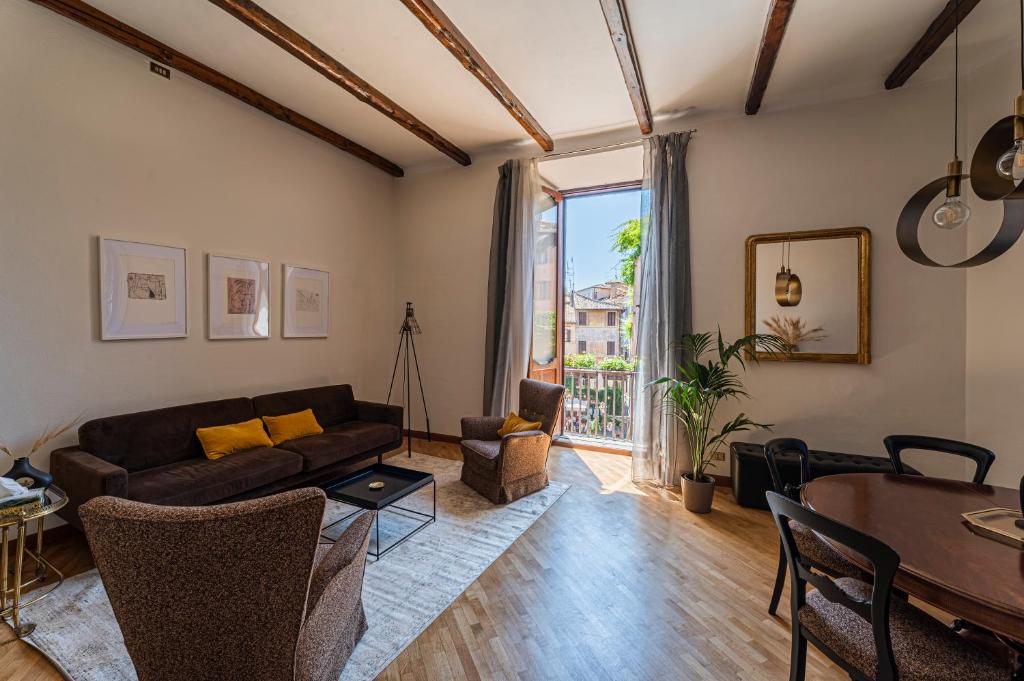 uma sala de estar com um sofá e uma mesa em Margana Luxury 3 bedrooms amazing terrace em Roma