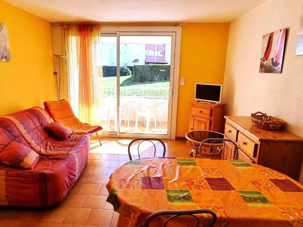 un salon avec un canapé et une table dans l'établissement Appartement spacieux 4 pers avec piscine, à 20m de la mer - Cap d'Agde - FR-1-607-81, au Cap d'Agde