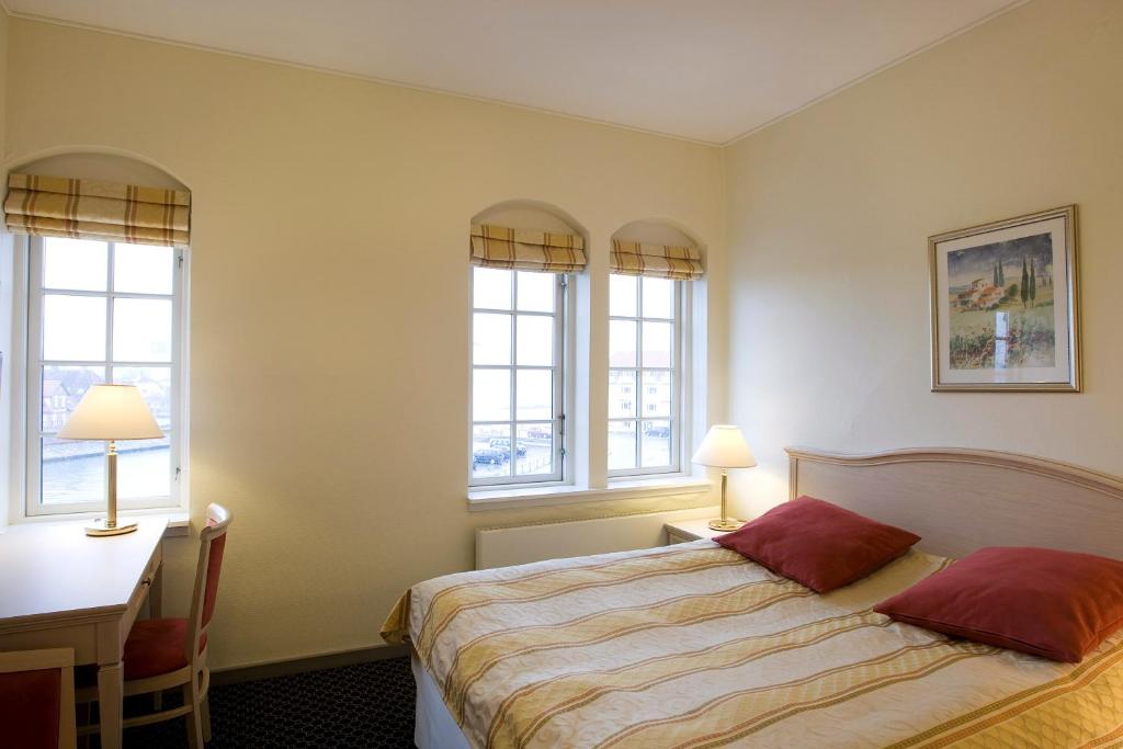 Postel nebo postele na pokoji v ubytování Tornøes Hotel