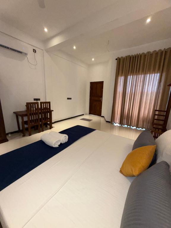 Postel nebo postele na pokoji v ubytování Devon Surf Inn Arugambay