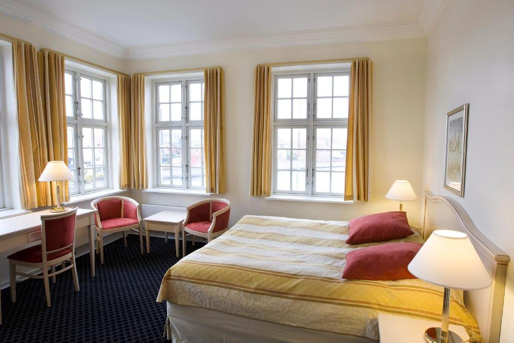 Postel nebo postele na pokoji v ubytování Tornøes Hotel