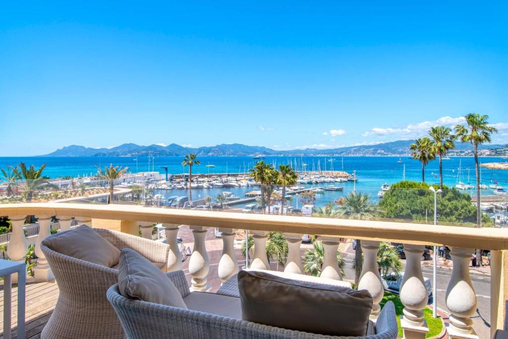 d'un balcon avec des chaises et une vue sur le port de plaisance. dans l'établissement Stunning 3 bedrooms with a sea view terrace, à Cannes