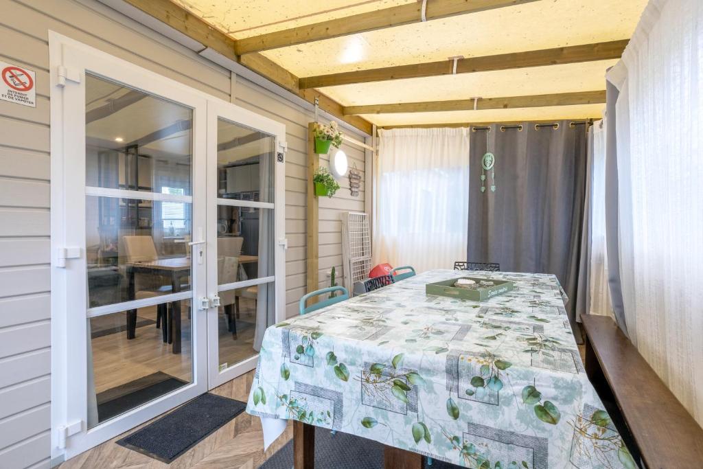 Photo de la galerie de l'établissement Mobil home tout confort climatiseur, à Pont-Aven