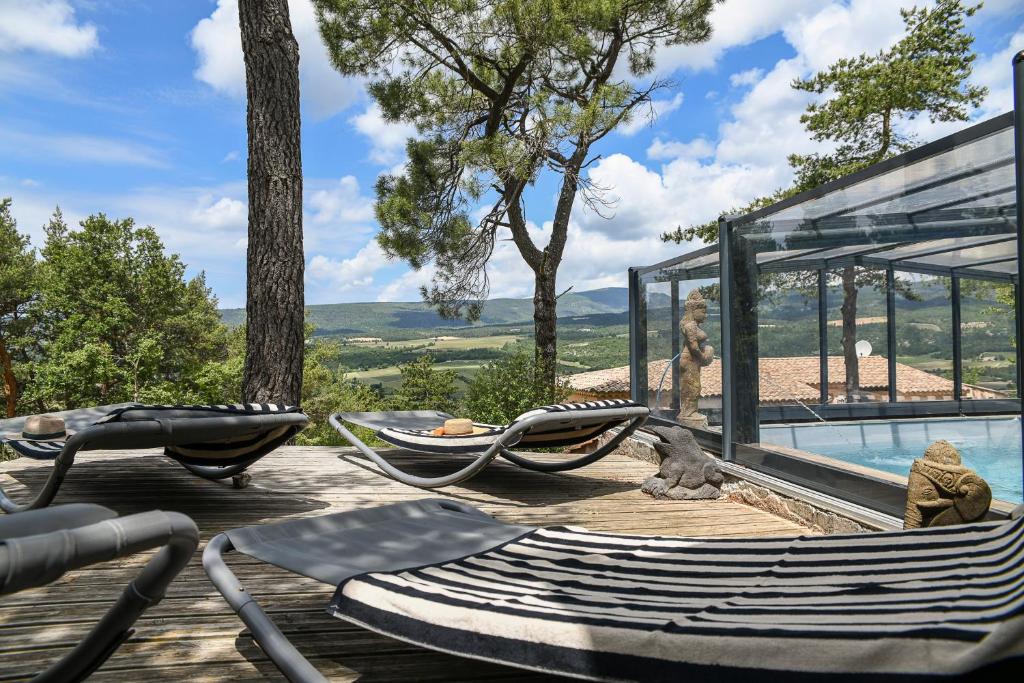 Bazén v ubytování Domaine du Val de Sault nebo v jeho okolí