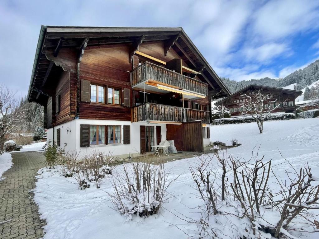 una casa di tronchi in inverno con la neve sul terreno di Apartment Linder by Interhome a Blankenburg