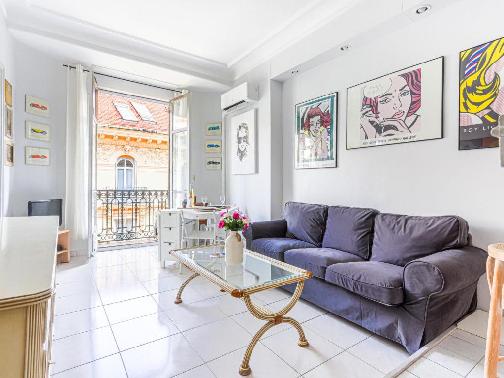 un salon avec un canapé violet et une table dans l'établissement Apartment Le Concordia by Interhome, à Nice