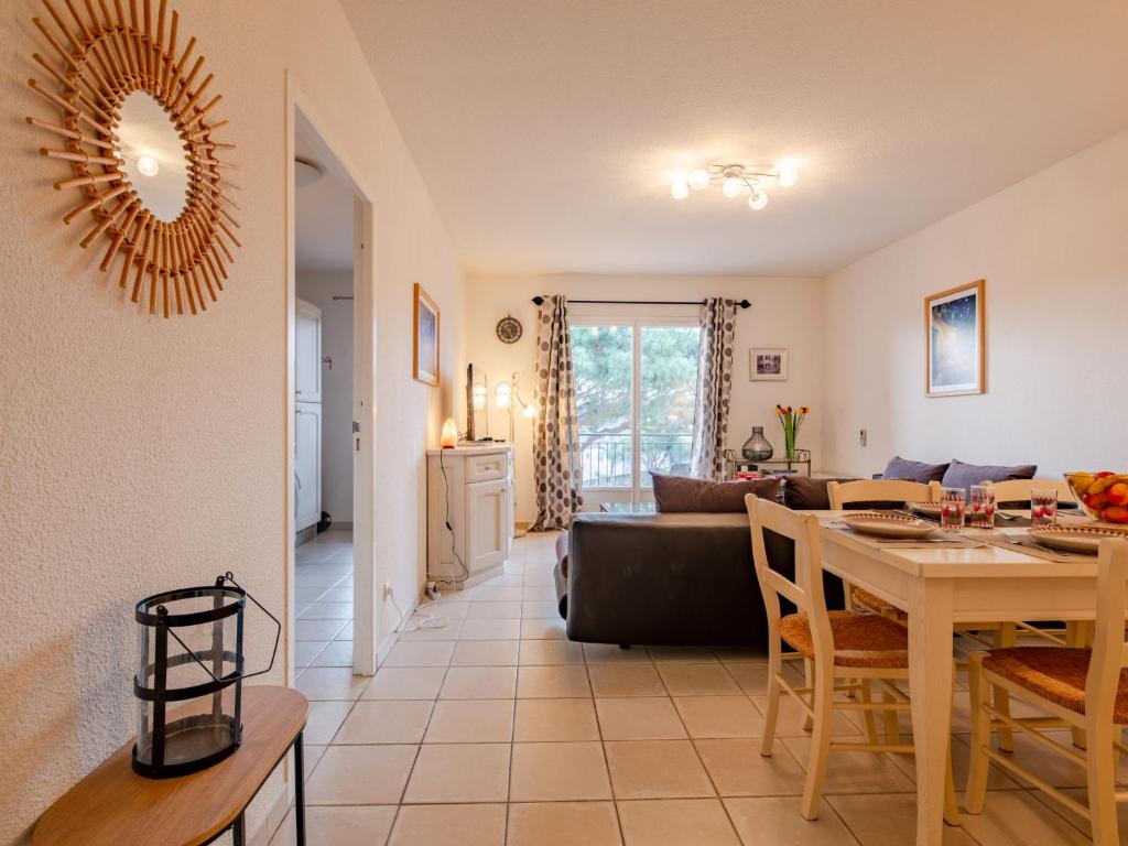 - un salon et une salle à manger avec une table dans l'établissement Apartment Le Mas d'Esquières-7 by Interhome, aux Issambres