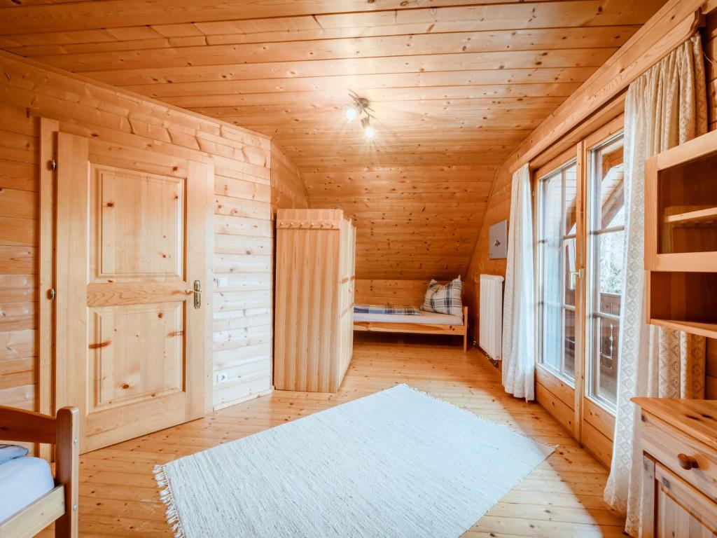 Postel nebo postele na pokoji v ubytování Chalet Simons Blockhütte by Interhome