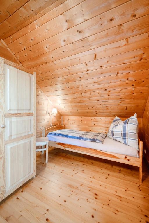 Postel nebo postele na pokoji v ubytování Chalet Simons Blockhütte by Interhome