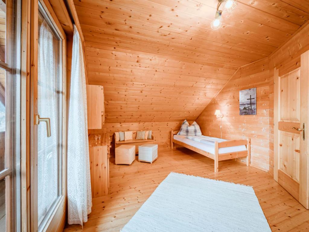 Posezení v ubytování Chalet Simons Blockhütte by Interhome