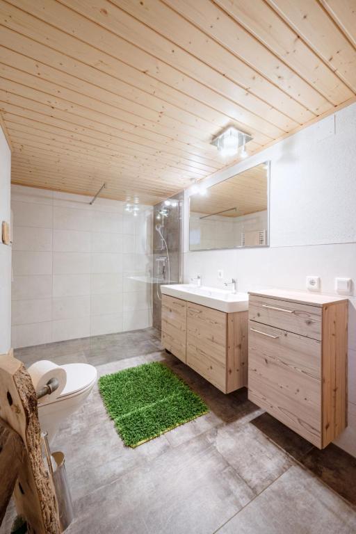 Koupelna v ubytování Chalet Simons Blockhütte by Interhome