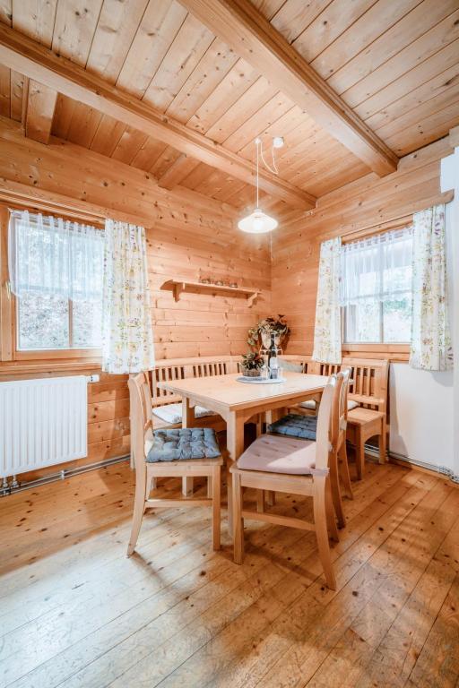 Posezení v ubytování Chalet Simons Blockhütte by Interhome