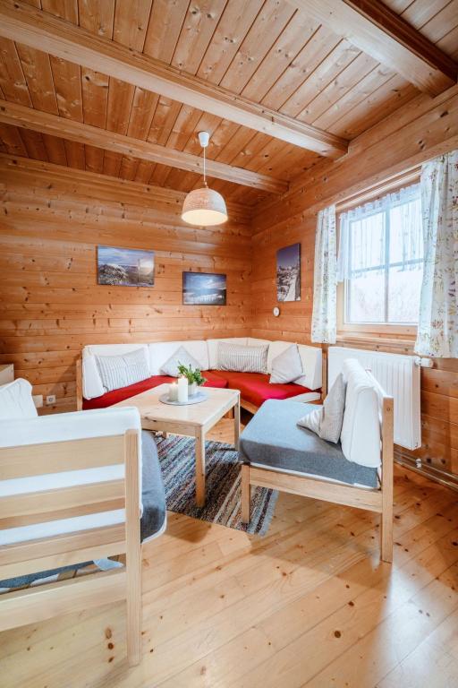 Posezení v ubytování Chalet Simons Blockhütte by Interhome
