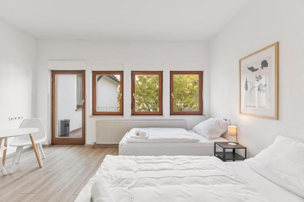 Un pat sau paturi într-o cameră la Monteur Apartments Heilbronn City - LOW BUDGET, PARKING, WIFI, SMART TV NEW