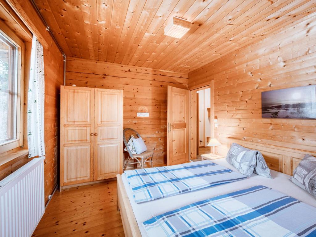 Postel nebo postele na pokoji v ubytování Chalet Simons Blockhütte by Interhome