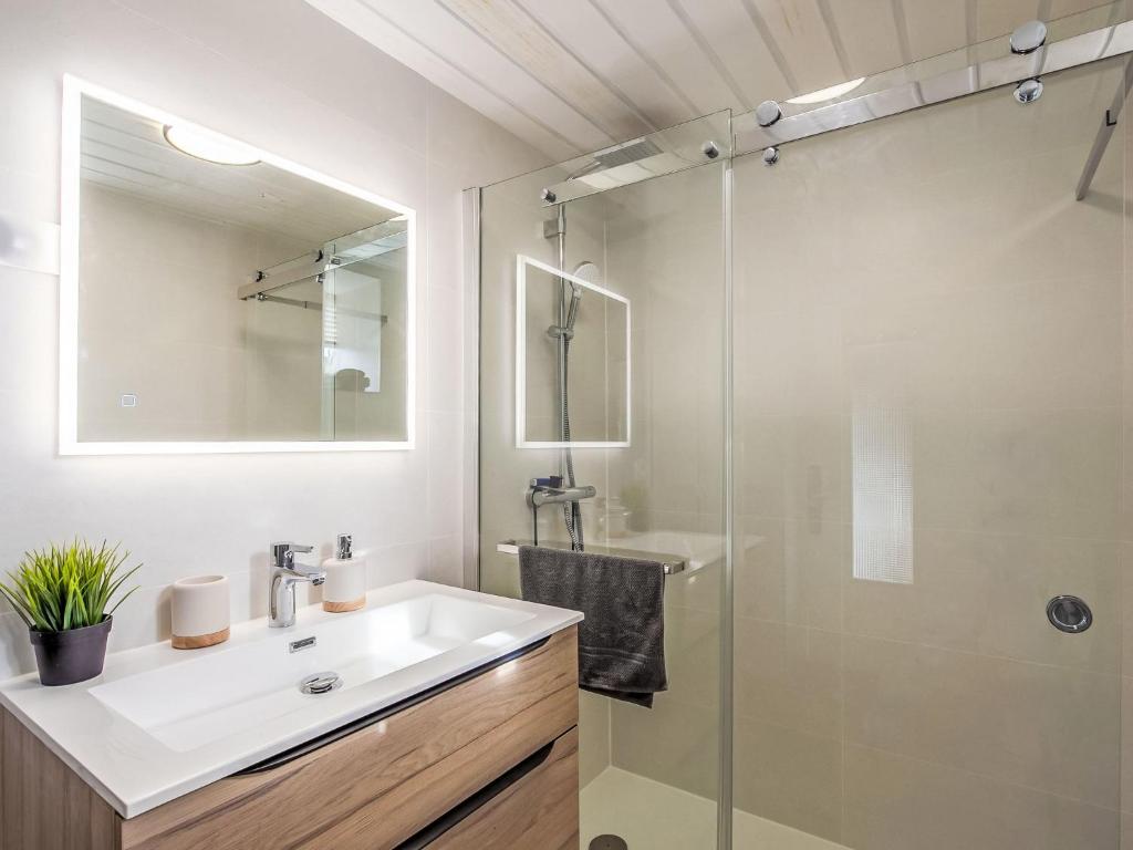 Kúpeľňa v ubytovaní Holiday Home Ty Lez by Interhome