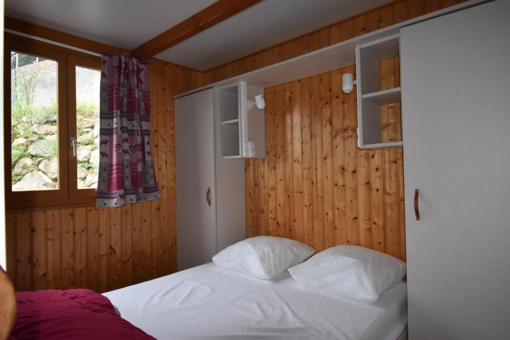 Postel nebo postele na pokoji v ubytování CAMPING PLEIN SOLEIL