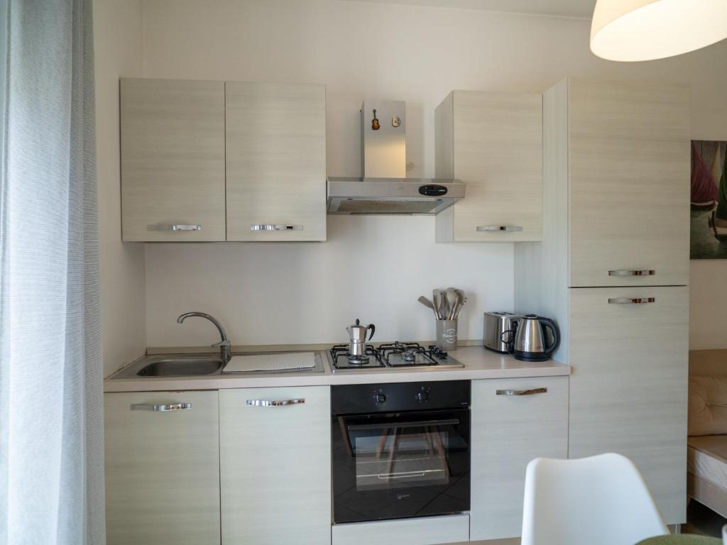 Kuchyň nebo kuchyňský kout v ubytování Apartment Le Dune by Interhome
