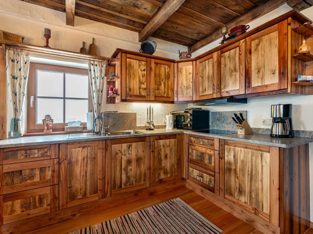 Kuchyň nebo kuchyňský kout v ubytování Chalet Heregger Hütte by Interhome