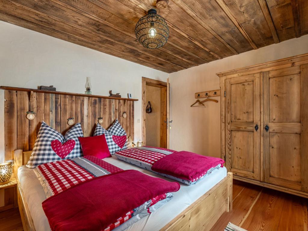 Postel nebo postele na pokoji v ubytování Chalet Heregger Hütte by Interhome
