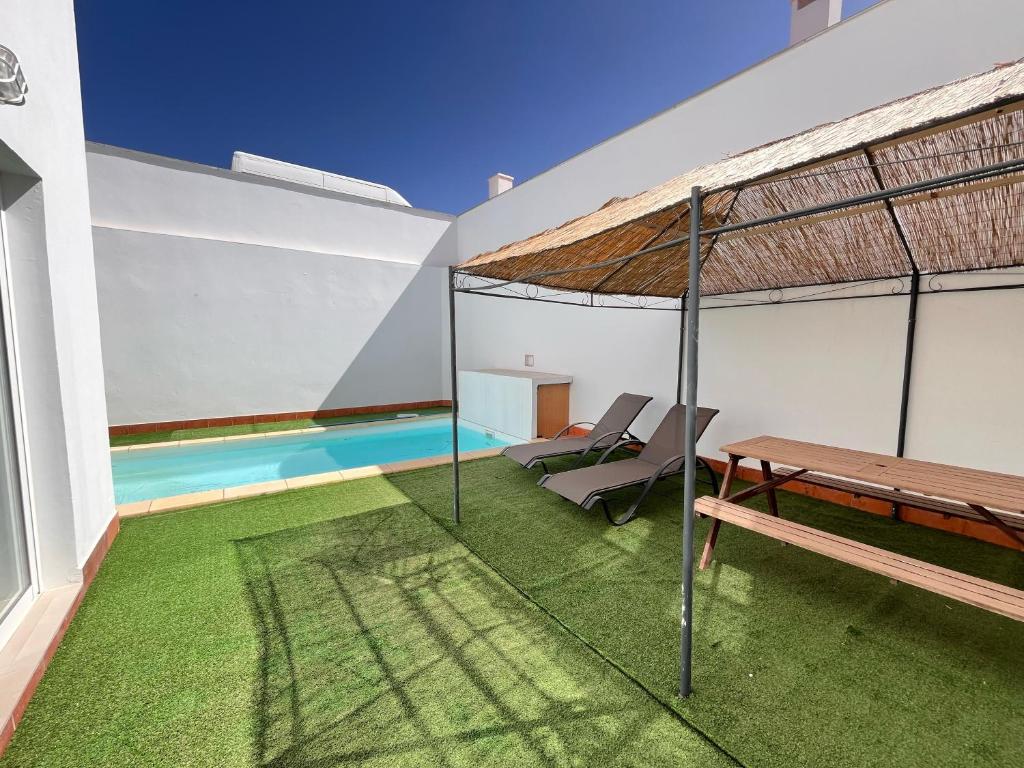 a view of the backyard of a house with a swimming pool at Villa Majunaxa in Corralejo