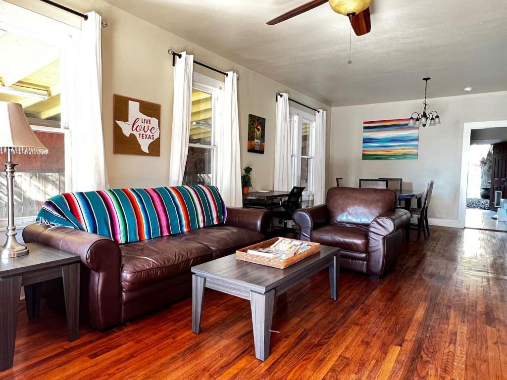 Χώρος καθιστικού στο Southern private room in shared home near downtown