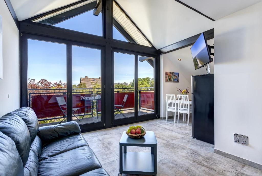 a living room with a couch and a table at Ferienwohnung Carlotta in Trassenheide