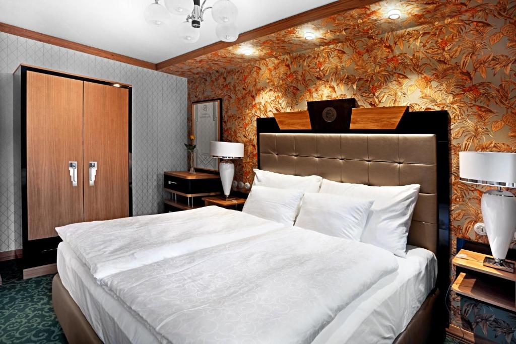 
Deluxe Two-Bedroom Apartment with Garden View
