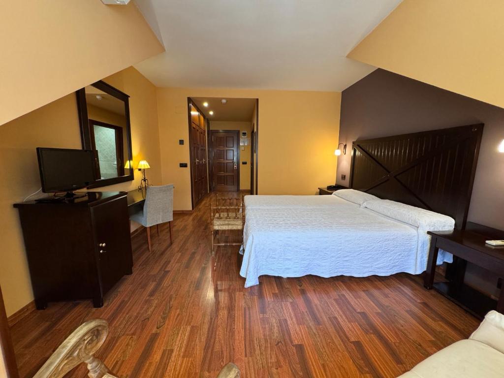 Postel nebo postele na pokoji v ubytování Hotel Cotiella
