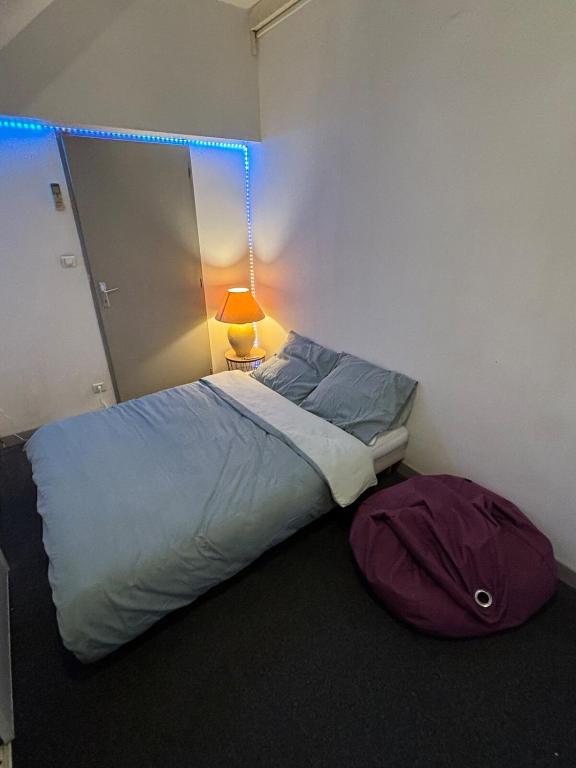 Ce lit se trouve dans une chambre à la lumière bleue. dans l'établissement Chambre 2 personnes, à Saint-Vallier