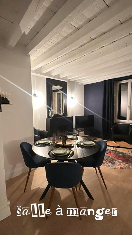 une salle à manger avec une table et des chaises dans l'établissement Le kozy, à Dijon