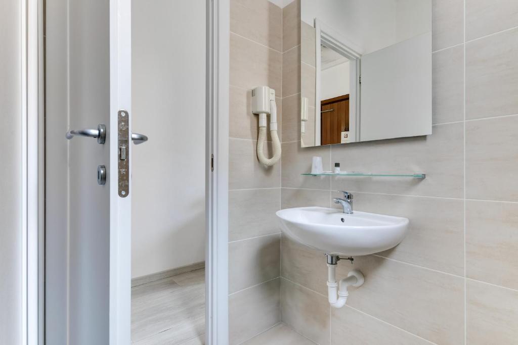 Hotel La Perla Rimini - Resim 34