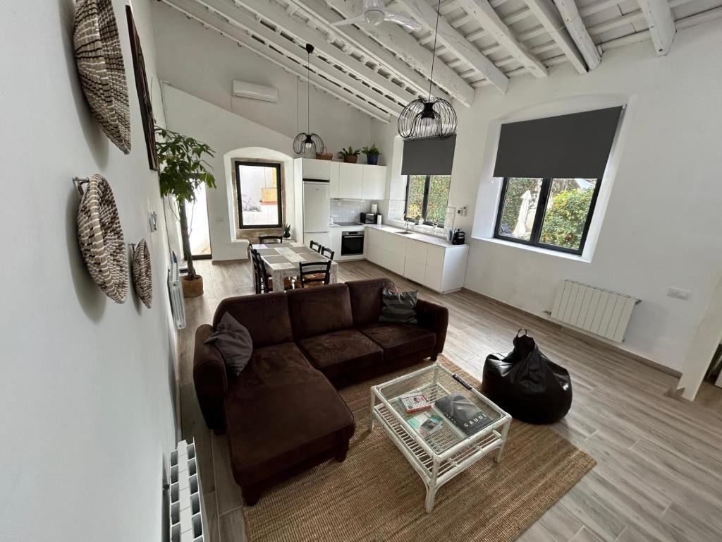een woonkamer met een bank en een tafel bij Costa Maresme, Barcelona ,Valentinos House & Pool in Vilassar de Dalt