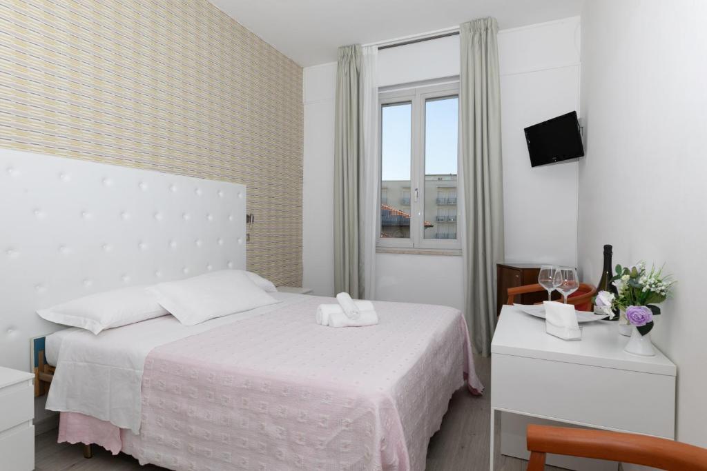 Postel nebo postele na pokoji v ubytování Hotel La Perla Rimini