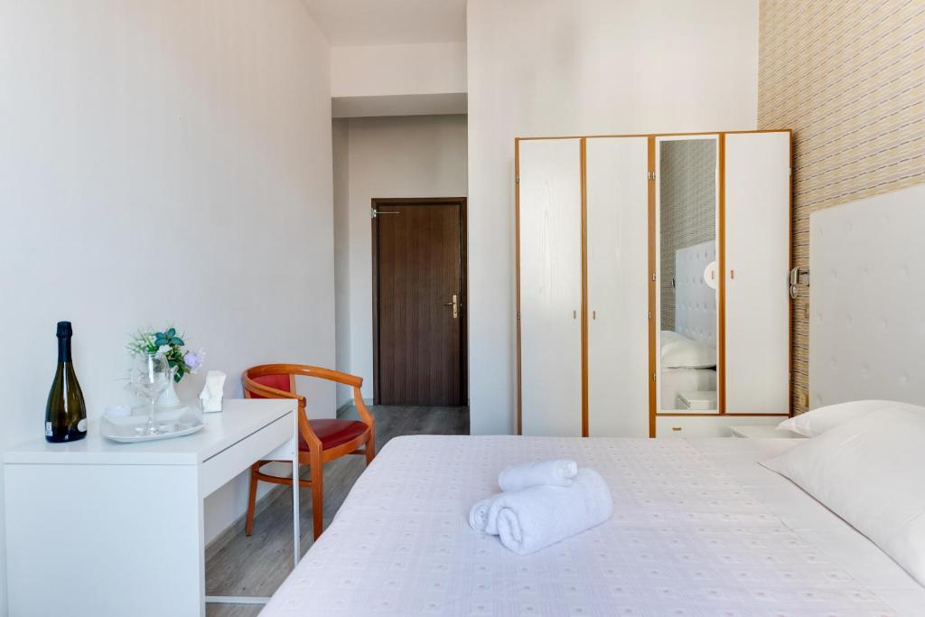 Postel nebo postele na pokoji v ubytování Hotel La Perla Rimini